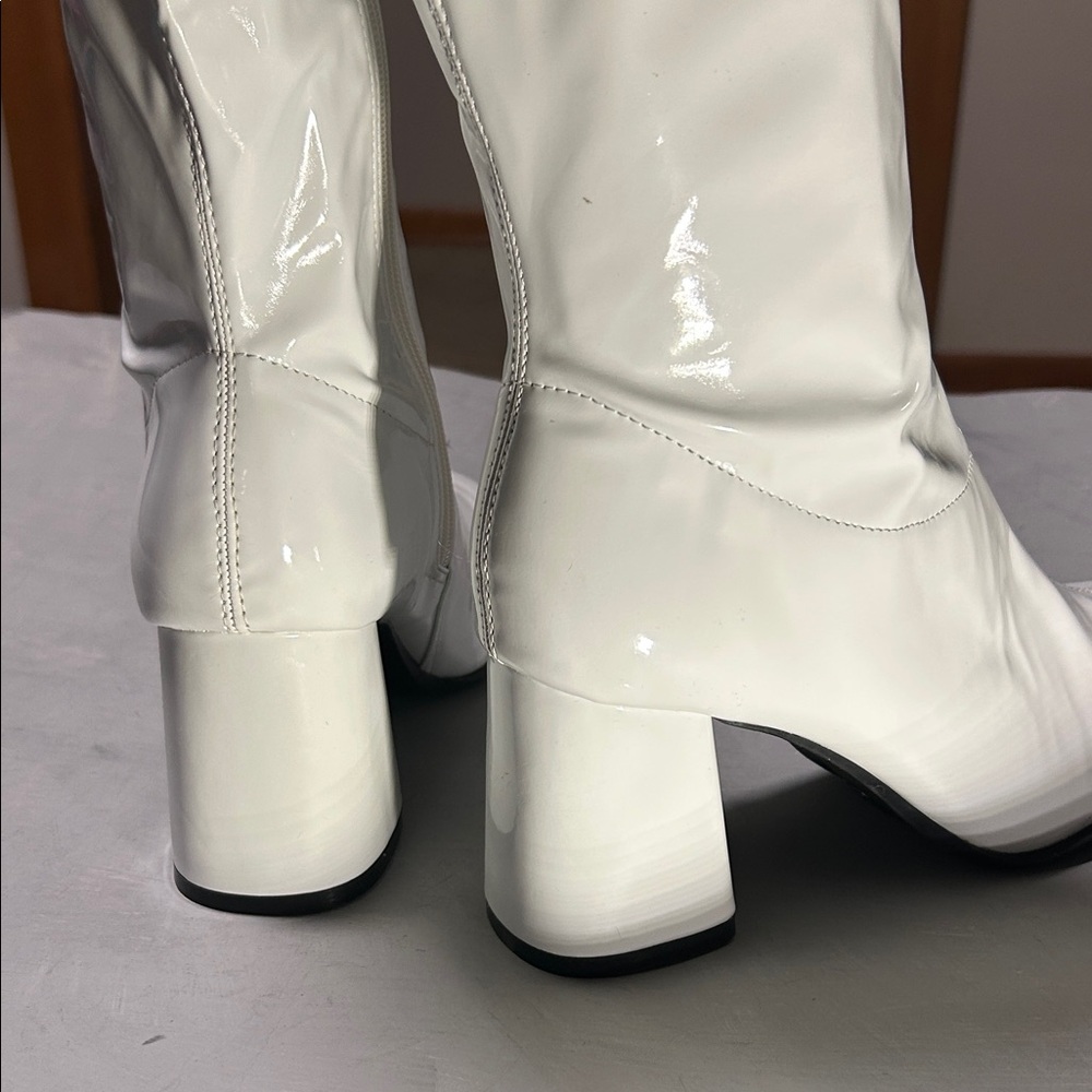 Sexy NWOT White Stretch Patent Leather Knee-High Heeled Go-Go Boots, Size 8 - Picture 10 of 13